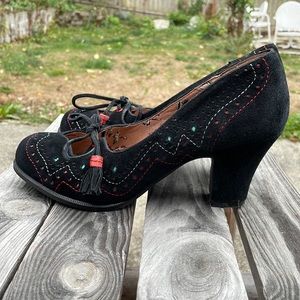 EUC Miss L-Fire suede wing tip pumps sz. 40